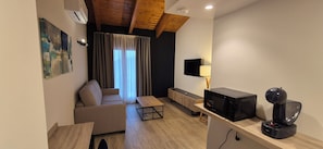 公寓 | 起居區 | 43-吋智慧型電視,提供有線頻道