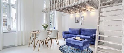 Apartment | Living room | Flat-screen TV