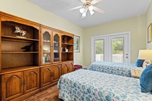 3 bedrooms, WiFi - Gulf-Front Community Duplex across from the beach (Dauphin Island)