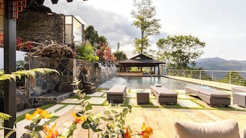 4 outdoor pools