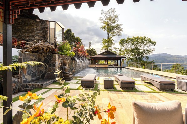 4 つの屋外プール、営業時間 8:00 ～ 22:00、プール パラソル、サンラウンジャー