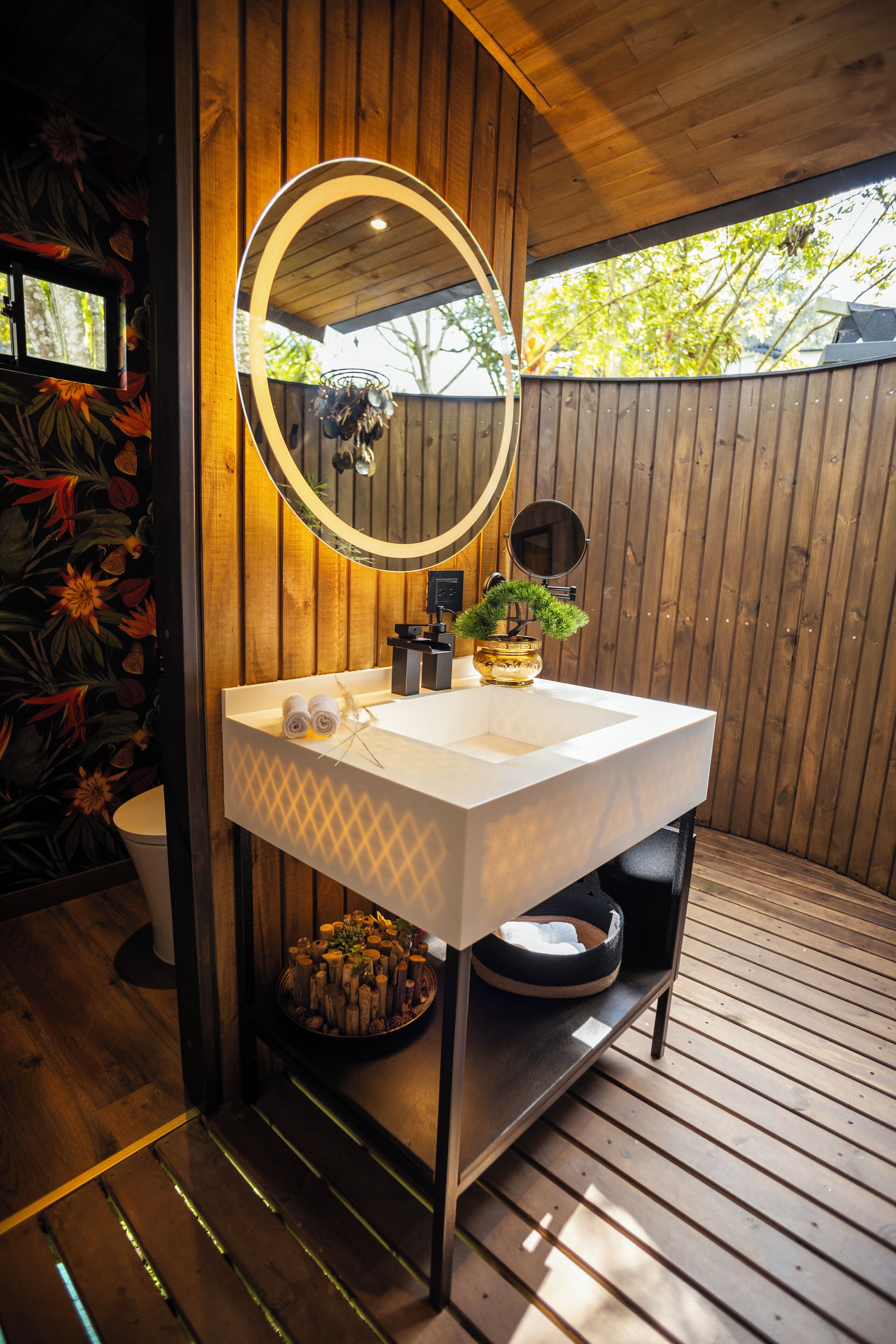 Bangalô superluxo, varanda, vista para a montanha | Banheiro | Chuveiro, produtos de toalete biodegradáveis, toalhas de banho, sabonete