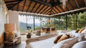 家庭套房, 多张床 | 埃及棉床单、高档床上用品、羽绒被、记忆海绵床垫