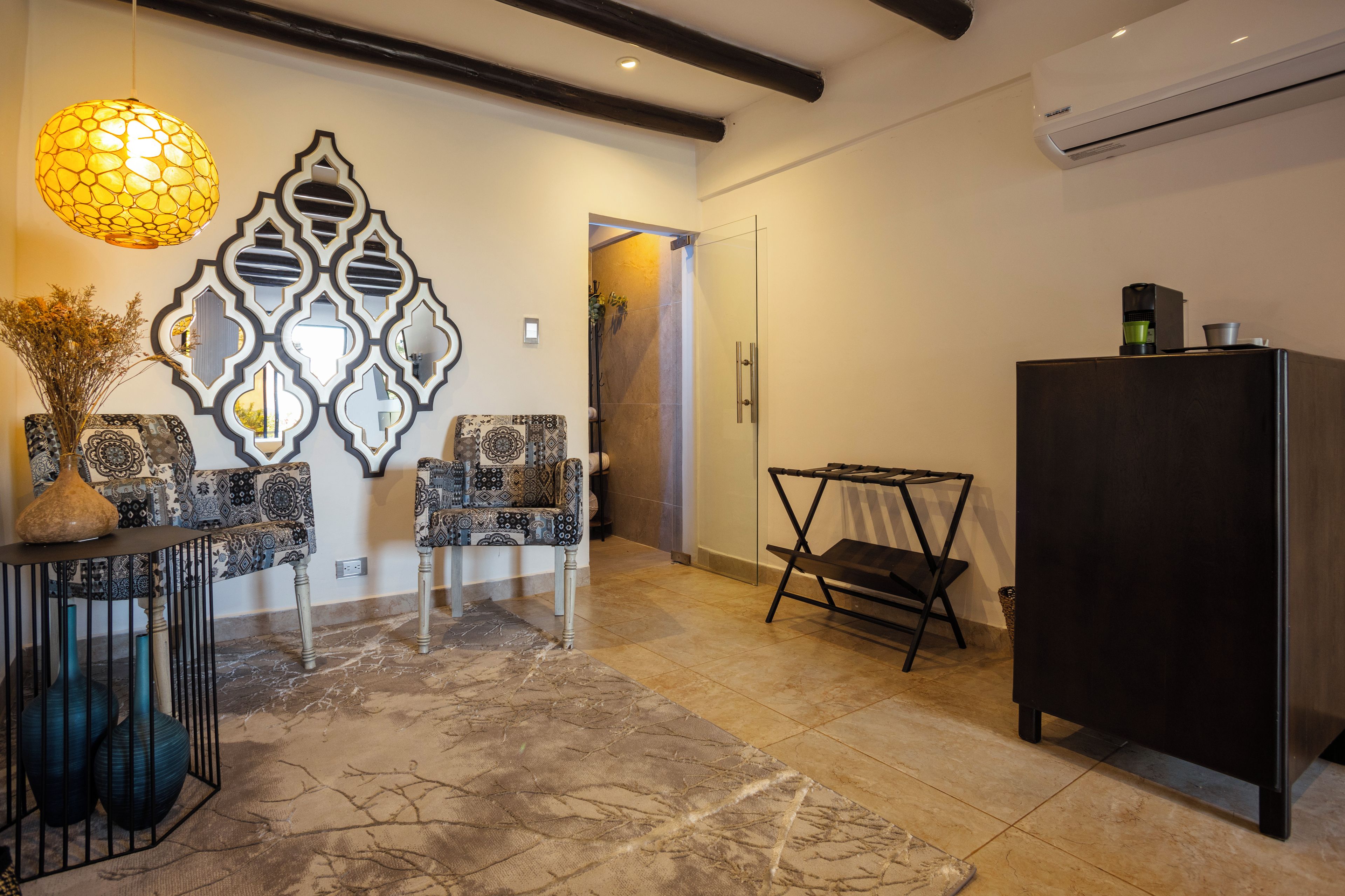Un interior moderno con una zona de estar, detalles decorativos en la pared y un mueble grande.