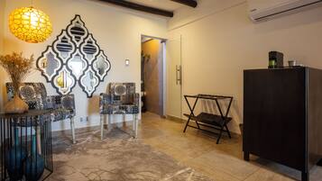 Un interior moderno con una zona de estar, detalles decorativos en la pared y un mueble grande.