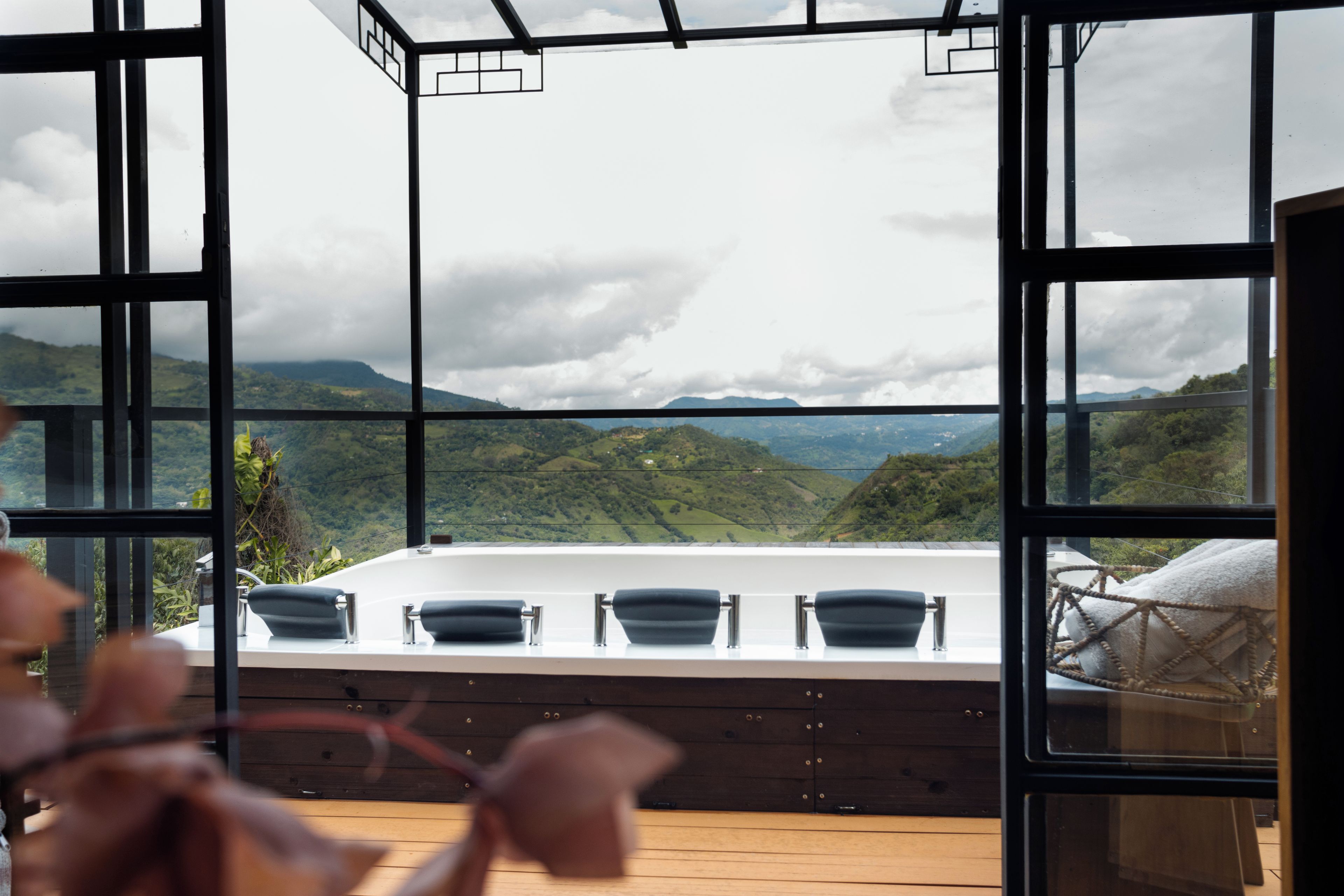 Una habitación con un ventanal amplio que da a un paisaje montañoso.