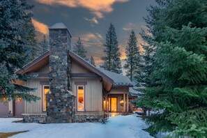 Exterior - Family Haven | Sleeps 12 • En-Suite Bedrooms • Hot Tub & Games (Cle Elum)