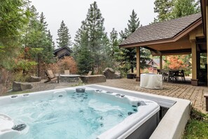 Terrace/patio - Family Haven | Sleeps 12 • En-Suite Bedrooms • Hot Tub & Games (Cle Elum)