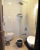 Quarto luxo, vista para a piscina | Banheiro | Chuveiro 