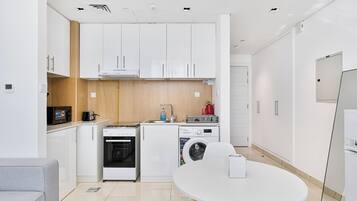 Refrigerador, microondas, horno y parrilla de estufa