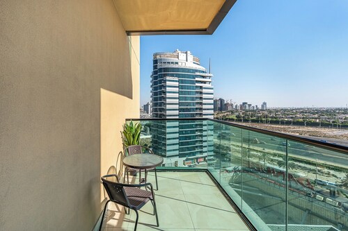 Lovely Studio with Pool and Gym