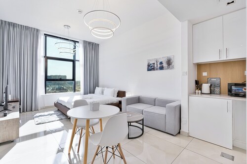 Lovely Studio with Pool and Gym