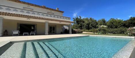 حمّام سباحة خارجي