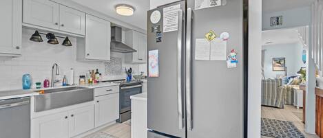 冷蔵庫、電子レンジ、食器洗い機、コーヒー / ティーメーカー