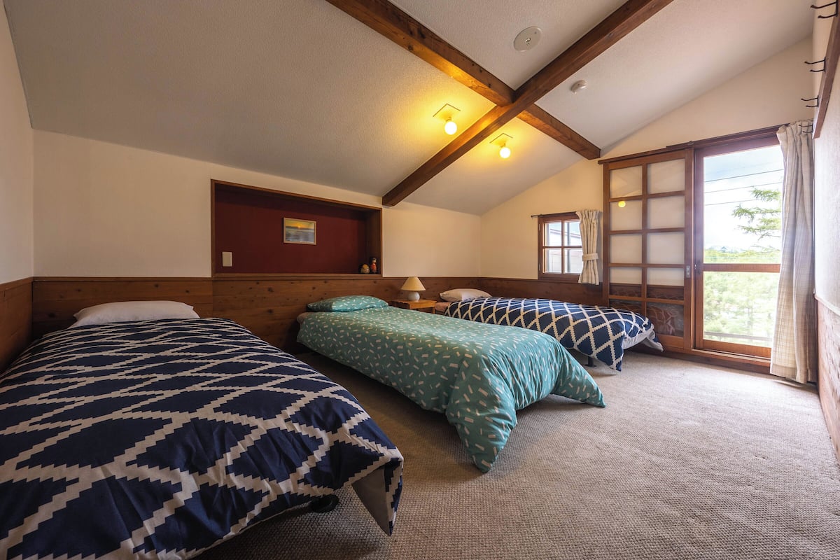 Classic Triple Room, Non Smoking, Mountain View | 2 bedrooms, free WiFi, bed sheets