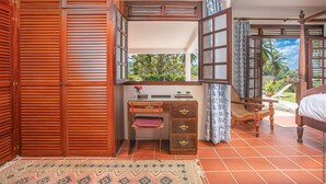 A bedroom with a wooden desk, a chair, a bed, and a view of the outdoors. - Villa with beautiful pool tropical garden 6 p (Rivière-Salée)