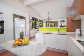 Frigorífico, microondas, horno y lavavajillas