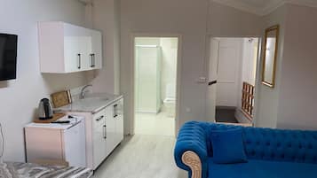 Habitación básica con 1 cama matrimonial o 2 individuales, balcón, vista a la ciudad | Wifi gratis