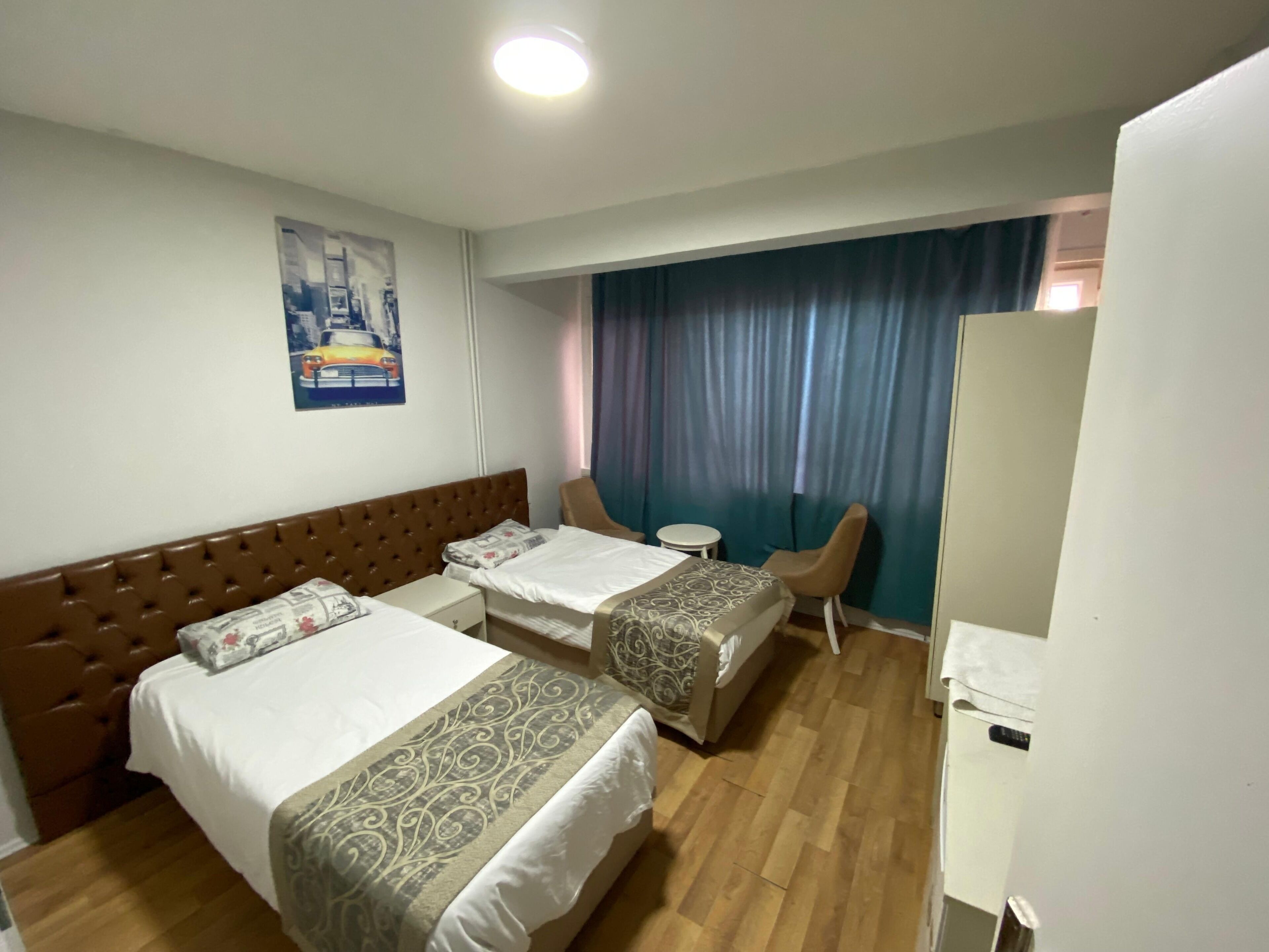 Habitación básica con 1 cama doble o 2 individuales, balcón, vistas a la ciudad | Wifi gratis