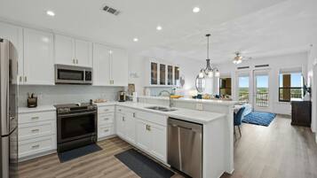 Refrigerador, microondas, horno y parrilla de estufa