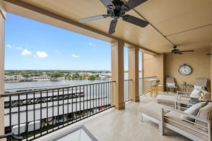 Property grounds - Luxe Waterfront Condo | Pool | Spa | Restaurant (Horseshoe Bay)