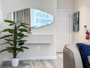 Luxury-Apartment, Meerblick, Meerseite | Badezimmer | Duschwanne, Haartrockner, Hausschuhe, Handtücher