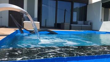 8 utomhuspooler och solstolar