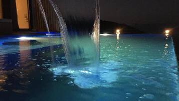 8 utomhuspooler och solstolar