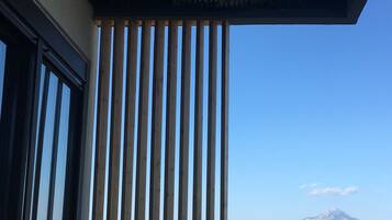 8 outdoor pools, pool loungers