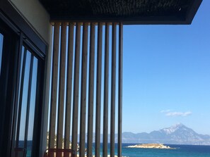 8 piscines extérieures, chaises longues