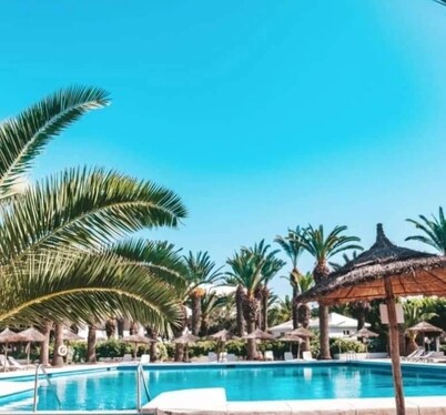 Dream stay in a Mediterranean paradise: waterfront, private beach/pool access