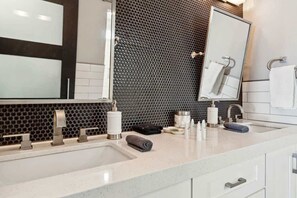 Dusche, Haartrockner, Handtücher, Shampoo
