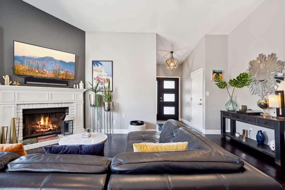Smart TV, fireplace