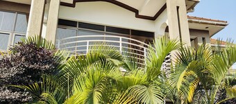 Amazing Luxury Bari Mutz Apartment  Entebbe. 5-10 mins drive to Entebbe Airport
