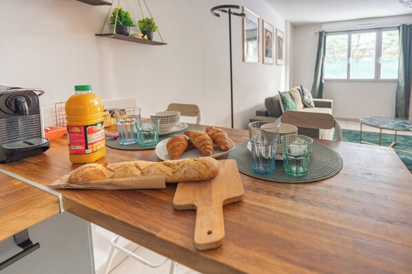 Dining - Appartement entier à 5’ de la Gare d’Annemasse - Geneva, Comfortable 50 sqm Appartment (Ville-la-Grand)