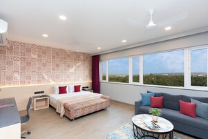 Minibar, caja de seguridad en la habitación y decoración personalizada 