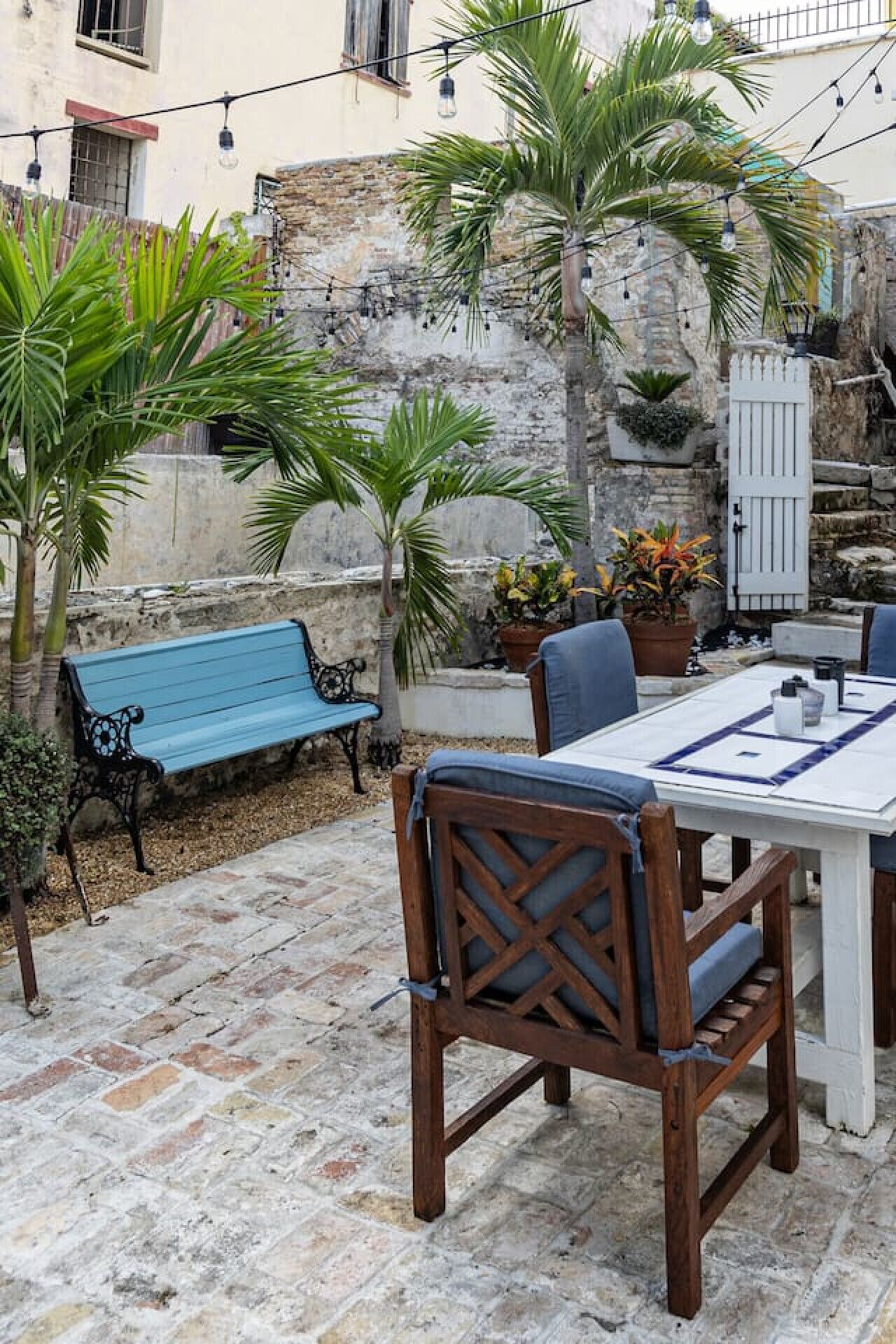 تناول الطعام بالخار ج