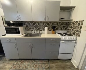 Jääkaappi, mikroaaltouuni, uuni, liesi