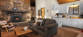 Cozy Cabin - Quiet Area, Fireplace, Smart TV, Fenced Yard