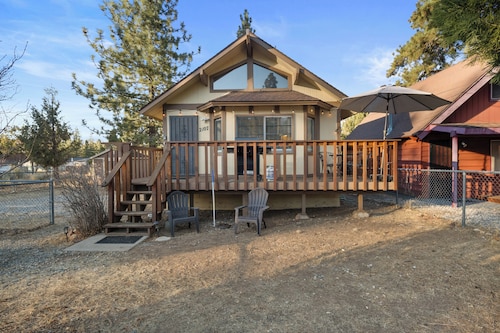 Cozy Cabin - Quiet Area, Fireplace, Smart TV, Fenced Yard