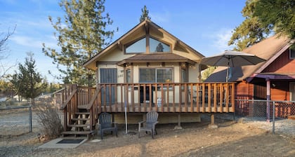 Cozy Cabin - Quiet Area, Fireplace, Smart TV, Fenced Yard