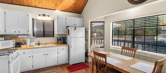 Cozy Cabin - Quiet Area, Fireplace, Smart TV, Fenced Yard