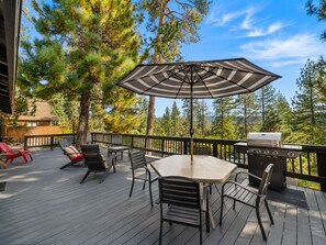 Outdoor dining - Casita de Sergio - Peek-A-Boo Lake View, Walk to Lake, Fireplace (Big Bear Lake)