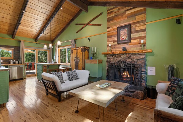 Smart TV, fireplace, table football - Pinecone Ridge - Hot Tub, Walk to Slopes, Multiple Decks, Foosball (Big Bear Lake)