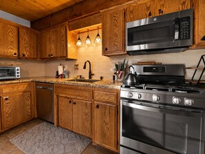 Kitchen - Birdhouse in Moonridge - Close to Slopes, Fireplace, Barbecue (Big Bear City)