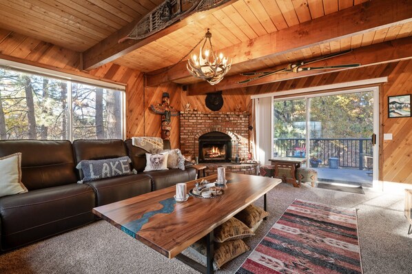 Smart TV, fireplace - Birdhhouse in Moonridge - Close to Slopes, Fireplace, Barbecue (Big Bear City)