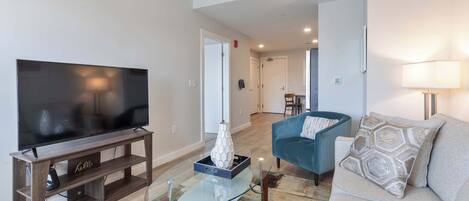 Una televisión, una oficina