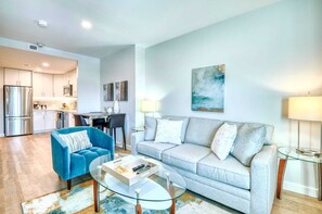 TV, offices - Luxury Apt Near Downtown (Quincy)