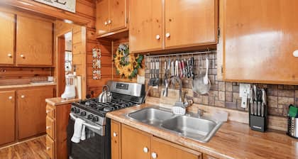 Big Bear Cabin - Walk to Lake/Village, Centrally Located, Fireplace