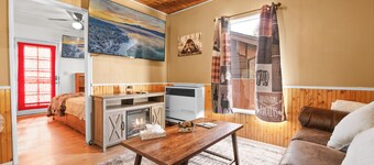 Hideaway Cabin - Cozy romantic cabin perfect for couples, A/C
